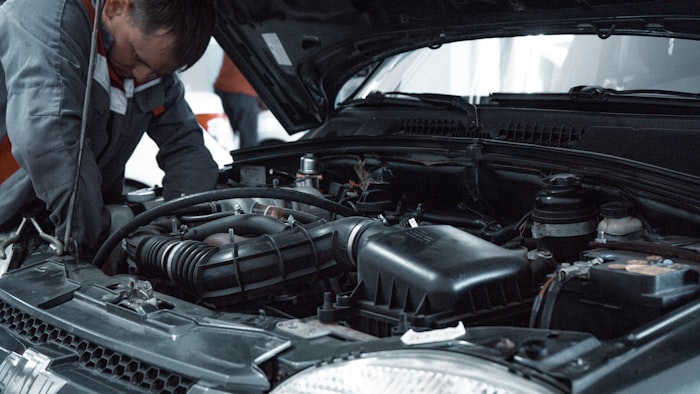Mecânico profissional realizando manutenção automotiva